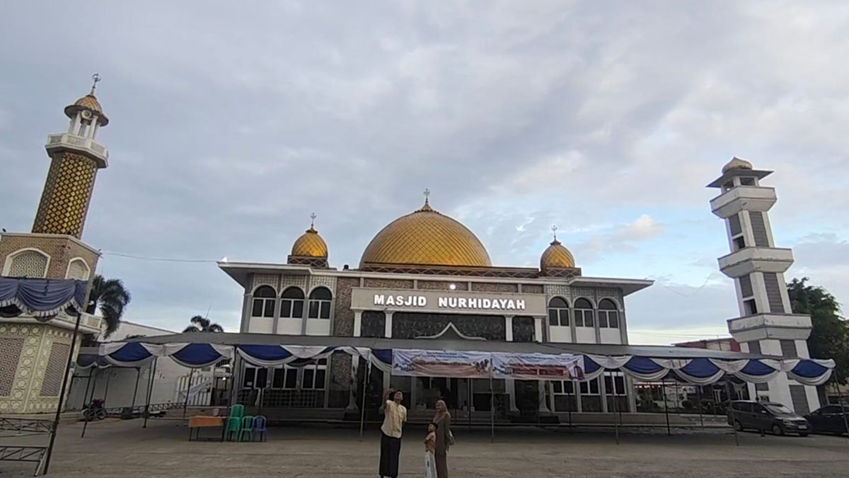 Panitia kurban Masjid Nurhidayah Palembang siapkan ratusan paket daging kurban untuk warga sekitar dan masyarakat yang membutuhkan. Foto: M Aidil -- PALTV
