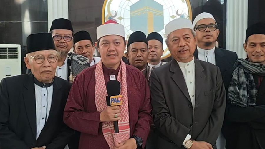 Imam dan Khotib Masjid Besar Nurhidayah Zaimuddin mengingatkan pentingnya seorang anak menghargai perjuangan kedua orang tua. Foto: M Aidil -- PALTV