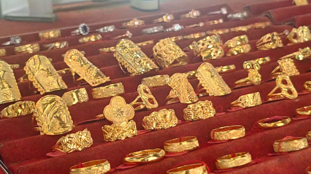 Nilai tukar Rupiah melemah terhadap Dolar AS membuat harga emas turun di Pasar Sako Palembang. Foto: Muhammad Aidil/PALTV