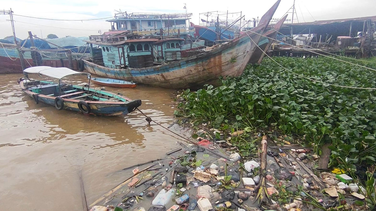 Tumpukan sampah di pinggiran Sungai Musi jadi keluhan warga di sekitar Kelurahan 9-10 Ulu hingga 13 Ulu. Foto: Muhammad Aidil/PALTV