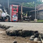 Warga keluhkan kondisi Jalan Sukawinatan retak dan minim penerangan sehingga kerap timbulkan kecelakaan lalu lintas. Foto: M Aidil/PALTV