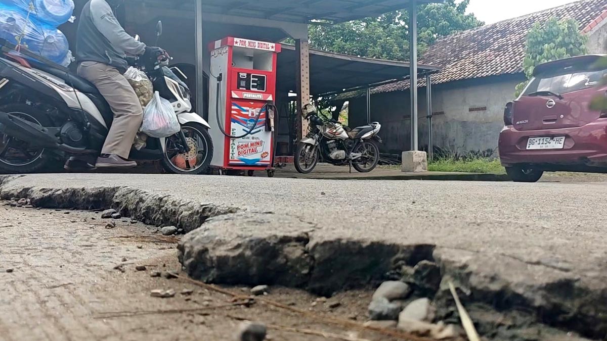 Warga keluhkan kondisi Jalan Sukawinatan retak dan minim penerangan sehingga kerap timbulkan kecelakaan lalu lintas. Foto: M Aidil/PALTV