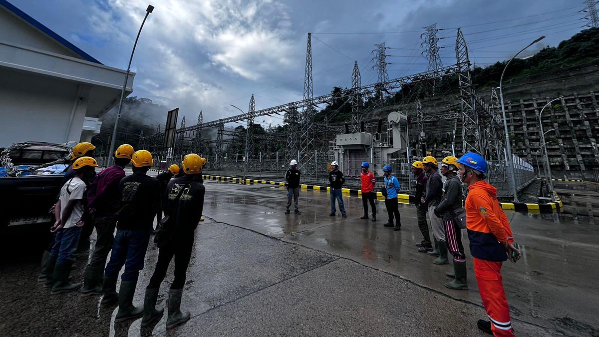 PT PLN (Persero) sampaikan progres pemulihan kelistrikan di Sumatera pascagangguan pada jaringan transmisi SUTET 275 kilovolt (kV) Muara Bungo-Sungai Rumbai di Jambi. Foto: Humas PT PLN (Persero)