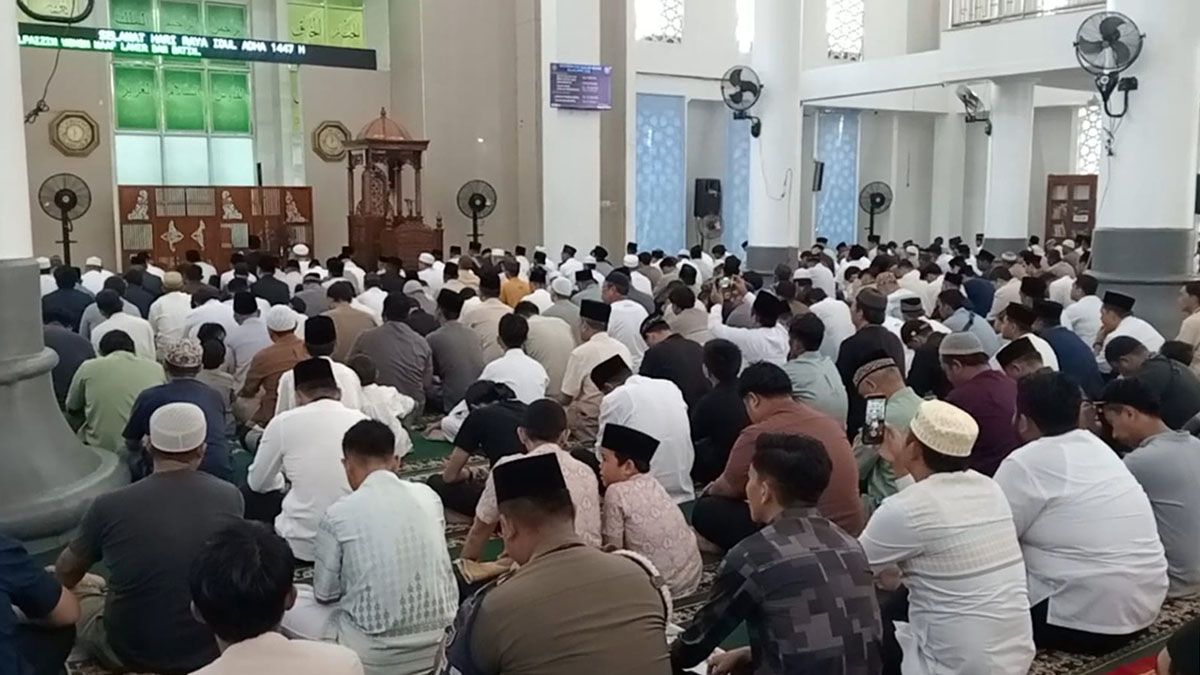 Bupati Edison dan Wakil Bupati Sumarni tunaikan Salat Iduladha bersama masyarakat di Masjid Agung Muara Enim. Foto: Mardiyansyah -- PALTV