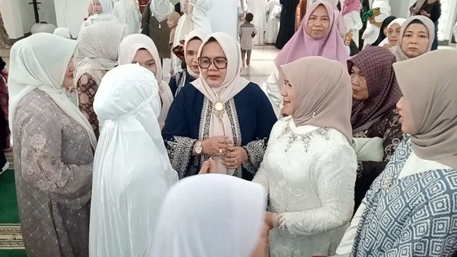 Wabup Muara Enim Sumarni bersilaturahmi dengan masyarakat usai Salat Id. Foto: Mardiyansyah -- PALTV