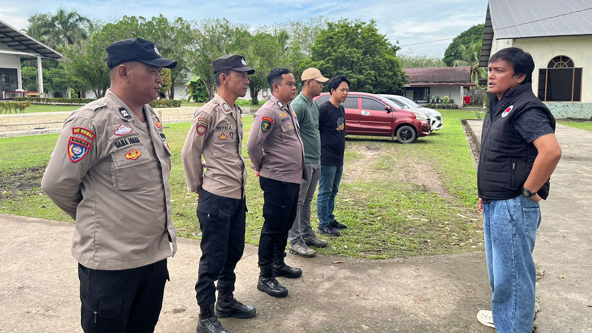 Personel Polres Ogan Ilir dan Polsek Indralaya laksanakan pengamanan ibadah peringatan Kenaikan Yesus Kristus di Kabupaten Ogan Ilir. Foto: Humas Polres Ogan Ilir