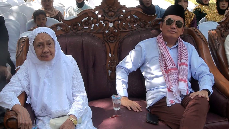 TGM Kuntum Khairi Basa (kanan), Mudir Ponpes Modern Albasya. Foto: Ahmad Romawi -- PALTV