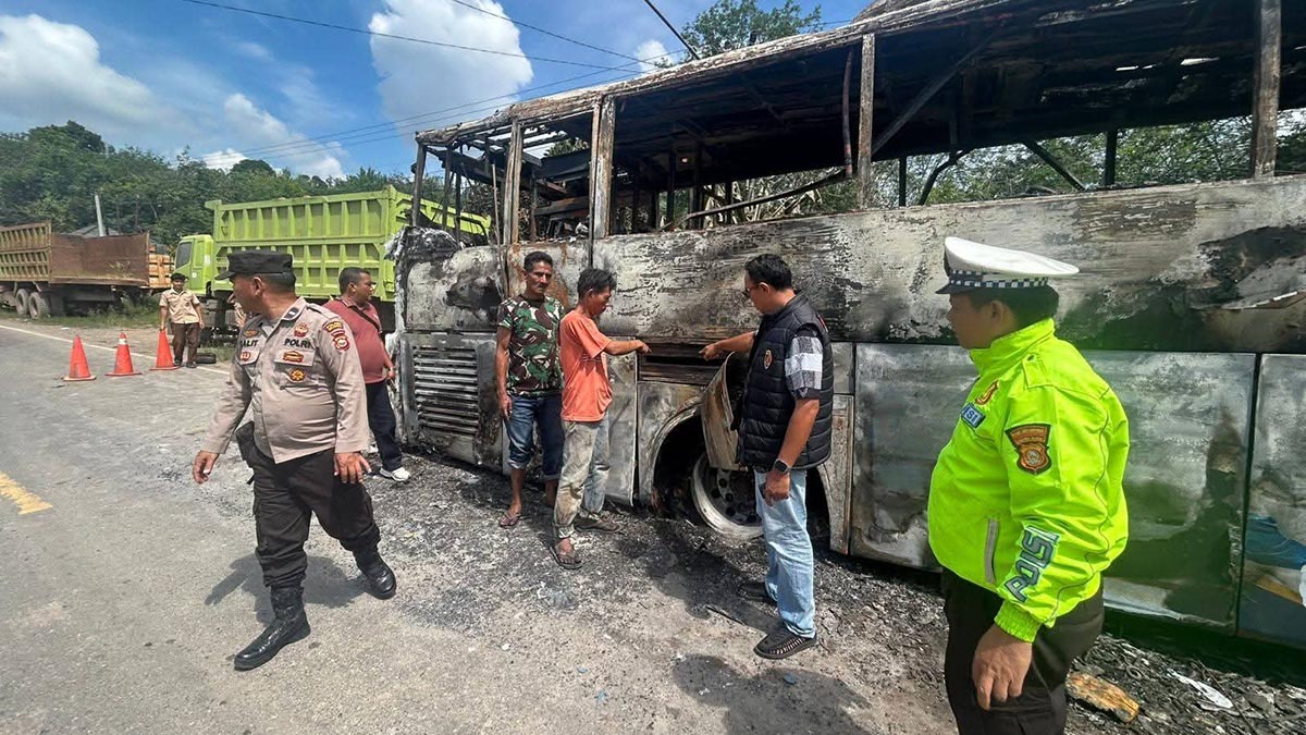 Bus AKAP PO Palala terbakar di Jalan Lintas Timur Palembang-Jambi, 23 penumpang berhasil selamat. Foto: Humas Polres Muba