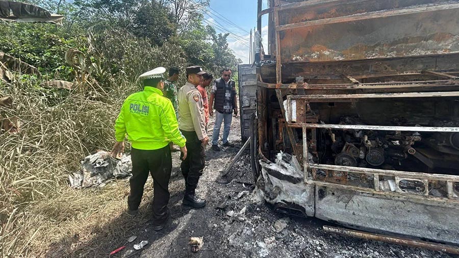 Berdasarkan hasil pemeriksaan awal, kebakaran diduga dipicu korsleting listrik setelah terjadinya pecah ban di bagian belakang bus. Foto: Humas Polres Muba
