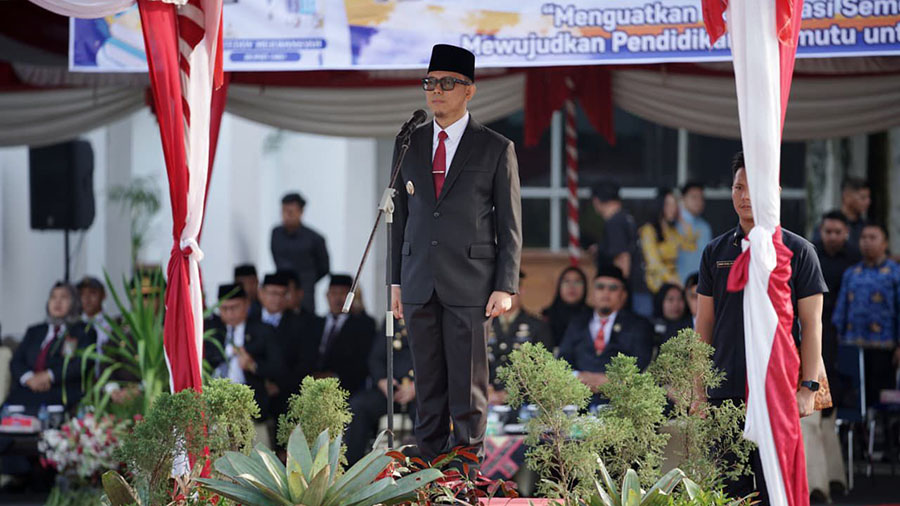 Bupati OKU Teddy Meilwansyah saat memimpin upacara Hardiknas di halaman Kantor Pemkab OKU.