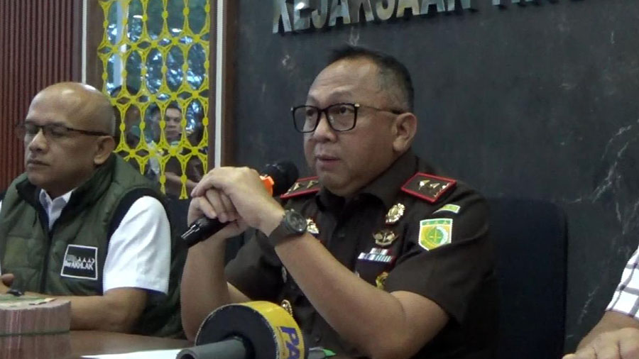Kepala Kejati Sumsel Ketut Sumedana menyampaikan penjelasan penetapan tersangka kepada Wakil Bupati PALI Iwan Tuaji. Foto: Ekky Saputra -- PALTV