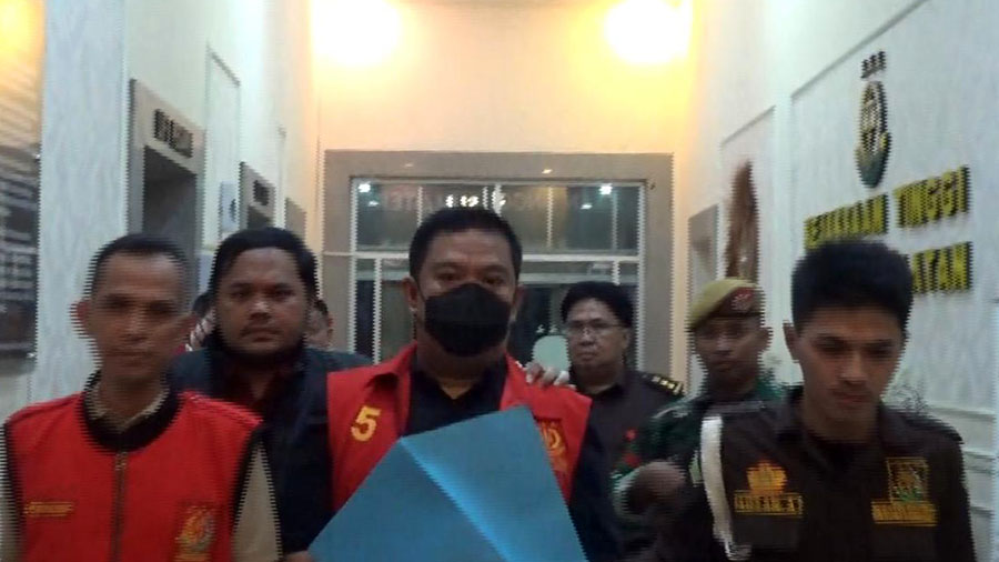 Wakil Bupati PALI Iwan Tuaji ditetapkan sebagai tesangka lalu digiring ke mobil tahana Kejati Sumsel. Foto: Ekky Saputra -- PALTV