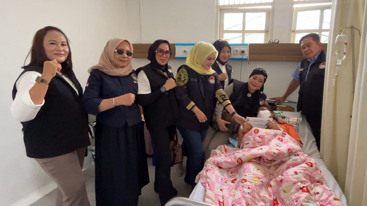 Satgas PMPB Sumsel tunjukkan kepedulian jenguk anggota Srikandi yang dirawat di Rumah Sakit Bunda, Palembang. Foto: Mgs M Fikri Adriansyah -- PALTV
