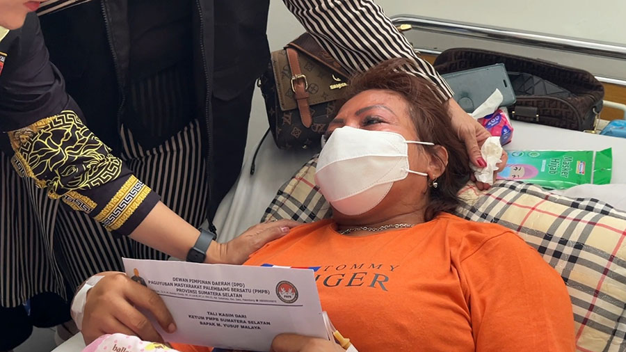Icha Karnalis terharu mendapat kunjungan dan terima tali kasih dari PMPB Sumsel. Foto: Mgs M Fikri Adriansyah -- PALTV
