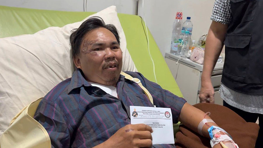Pasien Sapri Suprianto terima bantuan kepedulian dari PMPB Sumsel. Foto: Mgs M Fikri A
