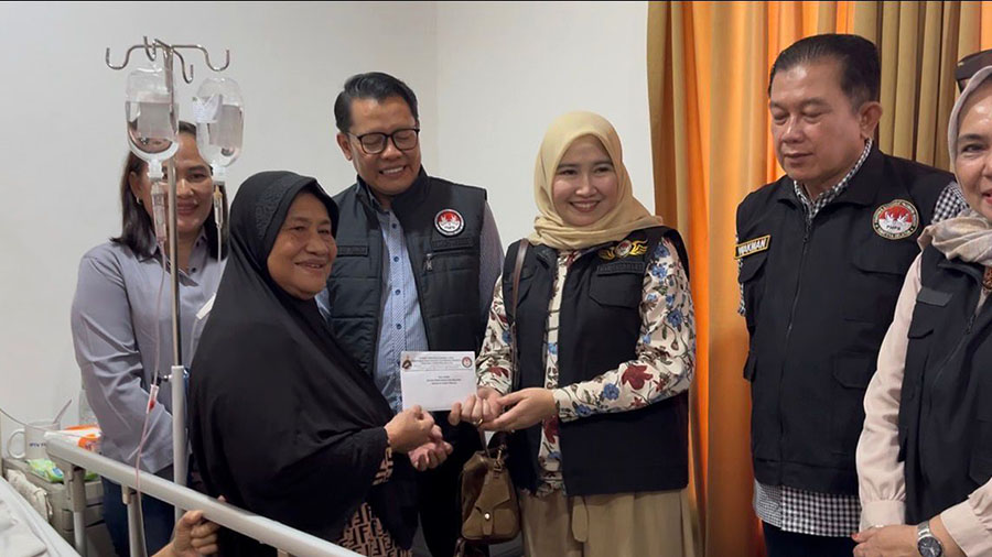 Keluarga pasien Dentjik terima bantuan kepedulian dari PMPB Sumsel. Foto: Mgs M Fikri A