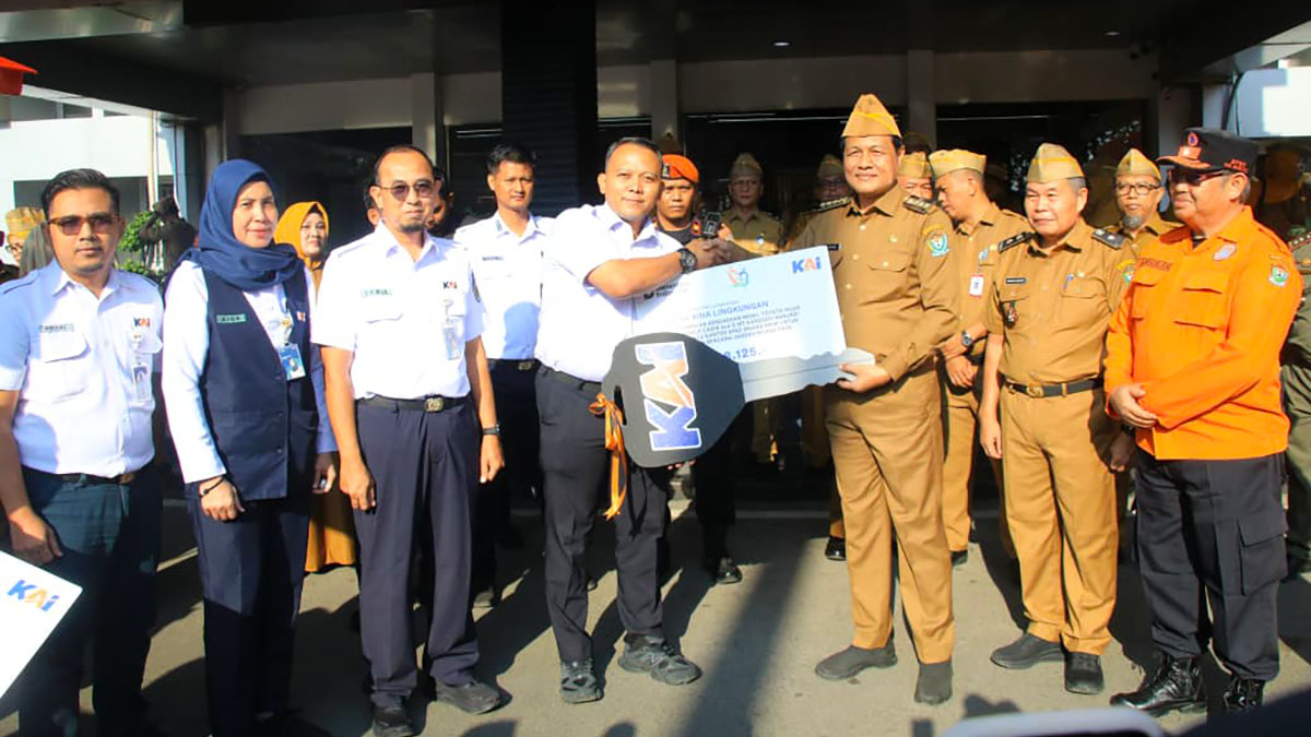 PT KAI Divre III Palembang salurkan bantuan mobil ambulans dan mobil toilet kepada Pemkab Muara Enim. Foto: Humas PT KAI Divre III Palembang
