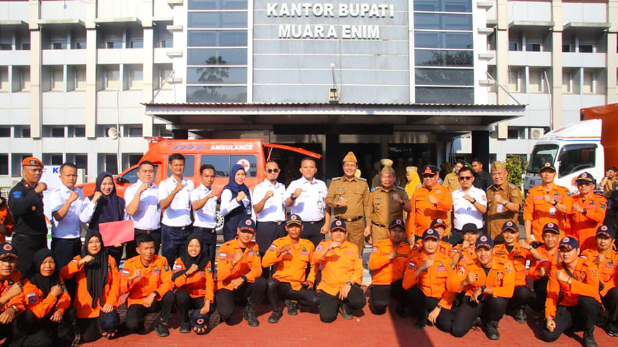 Bantuan dari PT KAI Divre III Palembang diserahkan langsung kepada Bupati Muara Enim. Foto: Humas PT KAI Divre III Palembang