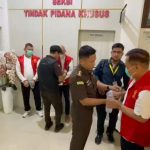 3 tersangka perkara korupsi distribusi semen diserahkan ke Jaksa Penuntut Umum (JPU) Kejari Palembang. Foto: Penkum Kejati Sumsel