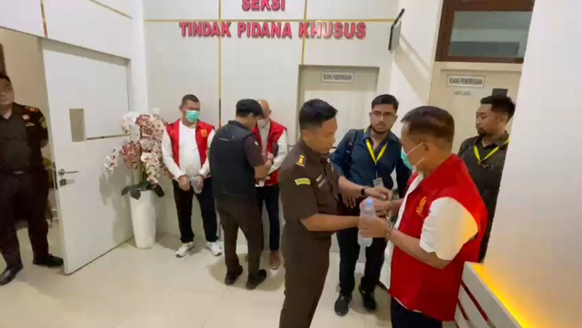 3 tersangka perkara korupsi distribusi semen diserahkan ke Jaksa Penuntut Umum (JPU) Kejari Palembang. Foto: Penkum Kejati Sumsel