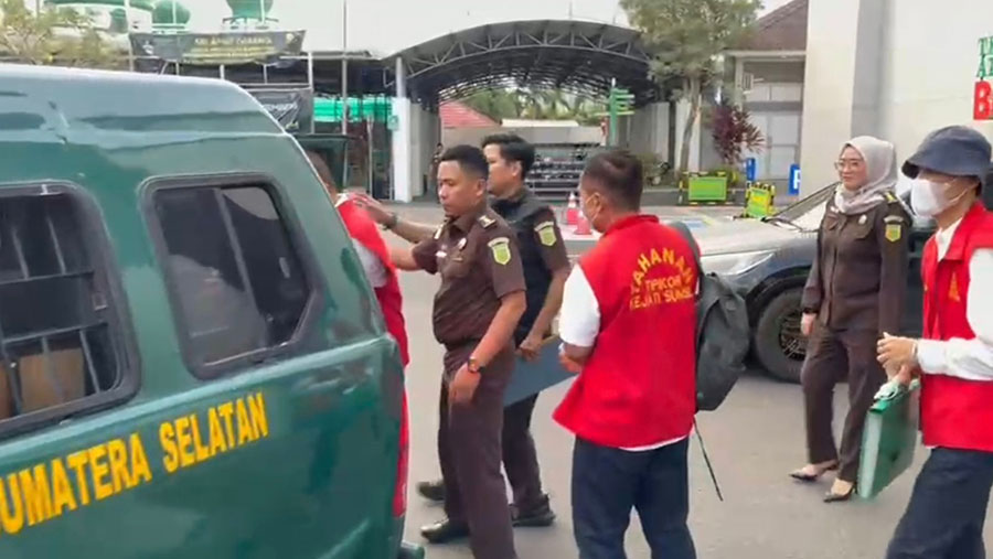Tiga tersangka digiring ke mobil tahanan dan dibawa ke Rutan Kelas IA Palembang. Foto: Penkum Kejati Sumsel