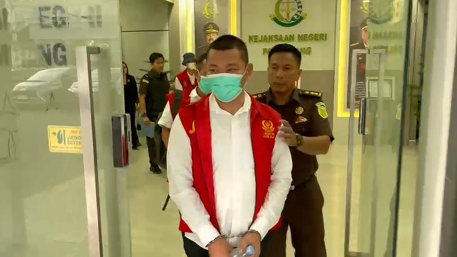 Tiga orang yang telah ditetapkan sebagai tersangka dalam perkara korupsi distribusi semen di wilayah Sumatera Selatan. Foto: Penkum Kejati Sumsel