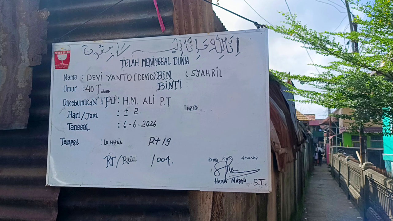 Devi Yanto meninggal dalam tabrakan beruntun di kawasan bawah Stasiun LRT Cinde jelang acara resepsi pernikahan keluarga. Foto: Ilham Wahyudi -- PALTV