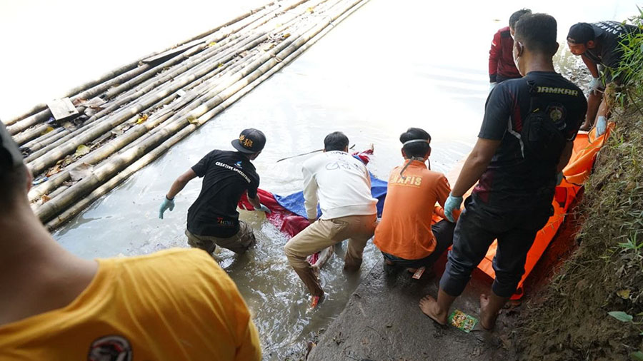 EVAKUASI: Personel Polres Muara Enim melakukan evakuasi jenazah korban yang ditemukan mengambang di Sungai Enim.