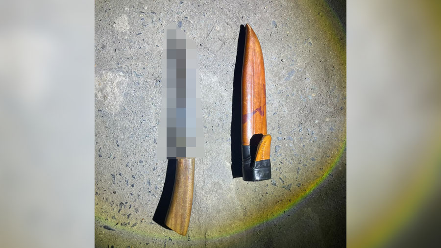 Satreskrim Polres Ogan Olir amankan barang bukti sebilah pisau. Foto: Satreskrim Polres Ogan Ilir